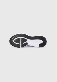 Schwarze Gummi-Außensohle mit strukturiertem Grip, weiße Zwischensohle und blaue Akzente. Verfügt über eine abgerundete Form und ein glattes, flexibles Design für Komfort.