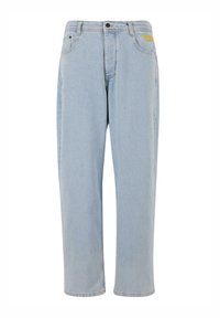 Lyseblå denimjeans med løs passform, rette ben, fem lommer og en synlig gul logo over høyre lomme.