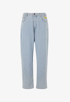 Jeans de denim de culoare bleu deschis, cu o croială lejeră, picioare drepte, cinci buzunare și un logo galben vizibil deasupra buzunarului din dreapta.