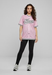 Karl Kani KK VARSITY PINSTRIPE BASEBALL - Camicia - pink white