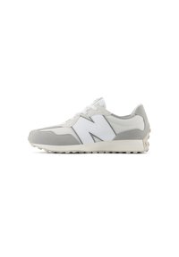 Zapatilla deportiva gris y blanca con una mezcla de materiales lisos y de ante, que presenta un destacado logo "N" y una suela de goma texturizada.
