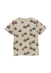 Beżowa koszulka z krótkim rękawem z powtarzającym się wzorem kolorowych traktorów w czerwonym, zielonym, niebieskim i żółtym kolorze, wykonana z miękkiego materiału.