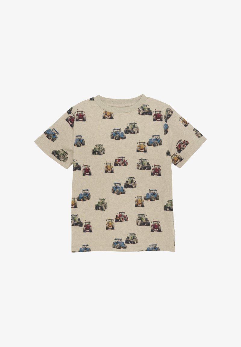 Beżowa koszulka z krótkim rękawem z powtarzającym się wzorem kolorowych traktorów w czerwonym, zielonym, niebieskim i żółtym kolorze, wykonana z miękkiego materiału.