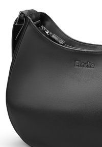 Svart faux läder axelväska med en slät yta, rundad form, dragkedjestängning på toppen och präglad logotypdetalj.