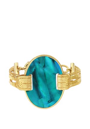 Bracelet en or avec bande texturée et grande pierre ovale irisée bleu-vert en centre.