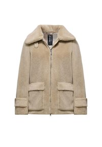 Beige bontjas met een rits aan de voorkant, grote kraag, twee voorzakken en omgeslagen mouwen. Zachte textuur en ronde vorm.