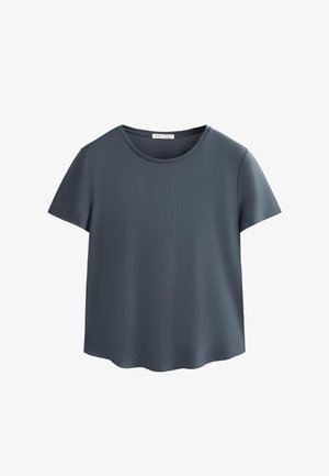 Donkergrijze blouse met korte mouwen en ronde hals, gemaakt van een gladde stof, met subtiele geperforeerde accenten aan de zijkanten.