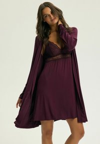 Bordowa sukienka nocna z koronkowymi akcentami, z dekoltem w serek i krótkimi rękawami; w komplecie z pasującym długim kardiganem. Gładka tekstura materiału.