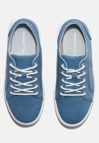 Blaue Leinenschuhe mit weißen Sohlen, runder Zehenform, Schnürsenkeln und strukturiertem Stoff; mit orangefarbenen Akzenten und einer gepolsterten Innensohle ausgestattet.