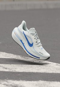 Izbrano, white/blue crystal/off white/lapis/total orange/off noir