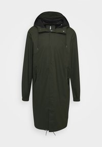 Imperméable long vert foncé avec capuche, fermeture éclair devant, poches latérales, poignets élastiques et cordons à la capuche et à l'ourlet.