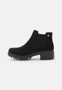 Bottines noires en daim avec un panneau latéral en élastique texturé, une semelle épaisse avec traction, et un accent métallique sur le talon.