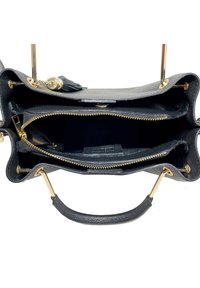 Borsa a tracolla in pelle nera con superficie texturizzata, zip dorate e design strutturato con molteplici scomparti.
