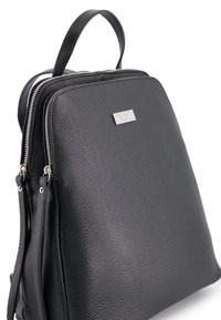 Černý kožený batoh s texturovaným povrchem, dvojitými zipy a horním madlem. Na přední straně se nachází kovová značka.