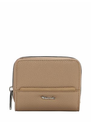 Beige leren portemonnee met een gestructureerde afwerking, ritssluiting, voorvak voor kaarten en zilverkleurig logo-accent. Compact rechthoekig model.