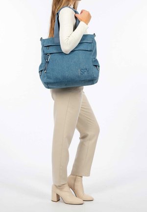 Leren denim tas in lichtblauw met meerdere voorkruimels, een bovenrits en versterkte handvatten, vergezeld van een logo.