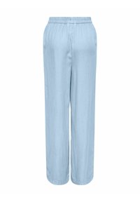 Pantalons larges bleu clair, avec une taille élastique, fabriqués à partir d'un tissu lisse et léger ; ne présentent aucun matériel ou accent visible.