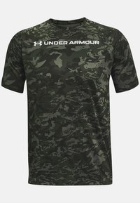 Kratkodrážková triko s krátkým rukávem v tmavě zelených odstínech s maskáčovým vzorem, vyrobené z prodyšné tkaniny, s bílým logem "Under Armour" na hrudi.