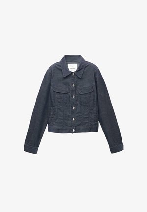 Sötét farmerdzseki gallérral, elülső gombos záródással és két mellzsebbel. Rávarrott részletekkel és rövidített fazonnal rendelkezik.