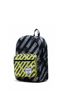 Sac à dos noir avec un texte gris audacieux "SUPPLY" et une poche avant jaune néon ornée de rayures noires diagonales. Comprend une poignée supérieure.