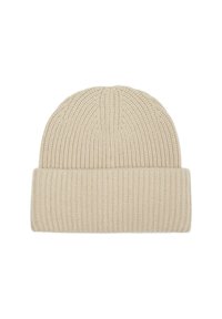 Beige gebreide beanie met ribbelstructuur en een omgeslagen rand. Het ontwerp heeft een afgeronde bovenkant en subtiele verticale lijnen.