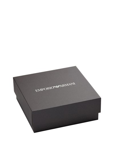 Sort gaveæske af karton med en glat tekstur, med en hvid "EMPORIO ARMANI"-logo på toppen, rektangulær form og hængslet låg.