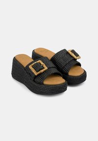 Zwarte wedge-sandalen met een geweven textuur, voorzien van een brede band die wordt vastgezet met een gouden gesp en een gladde tan-gekleurde voetbed.