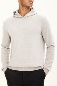 Hellgrauer Kapuzenpullover aus weichem Stoff, mit langen Ärmeln und lockerer Passform. Saum und Bündchen sind mit Rippstrick versehen.