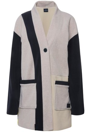 Giacca in pile con colletto a scialle e un bottone, caratterizzata da un design bicolore in beige, blu navy e crema, con due tasche frontali.