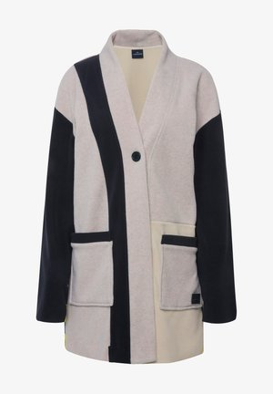 Kurtka polarowa z kołnierzem szalowym i jednym guzikiem, z kolorowym wzorem w odcieniach beżu, granatu i kremu, z dwoma przednimi kieszeniami.