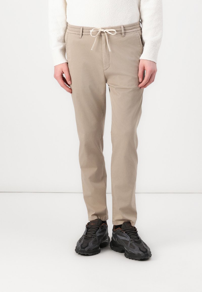 DRYKORN - DEGER - Trousers - brown, Enlarge