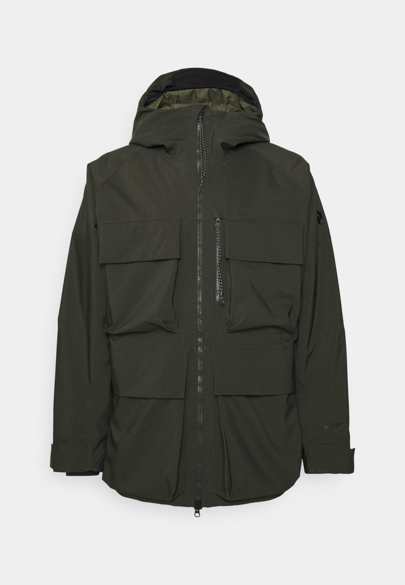 Chaqueta impermeable verde oliva con cierre de cremallera en la parte delantera, grandes bolsillos frontales y capucha. Cuenta con puños ajustables y una textura de tela suave.