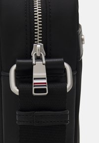 Tommy Hilfiger CENTRAL REPREVE MINI REPORTER UNISEX - Borsa a tracolla - black