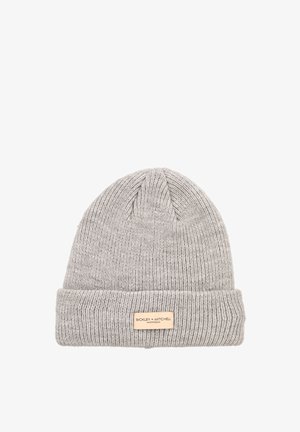 Grau gestrickte Mütze mit rippierter Textur und umgeklapptem Saum. Verfügt über ein rechteckiges Lederlogo-Patch auf der Vorderseite.