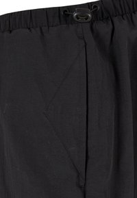 Zwarte lichtgewicht korte broek met een elastische tailleband met trekkoord, zijzak en een gestructureerde stof voor comfort.