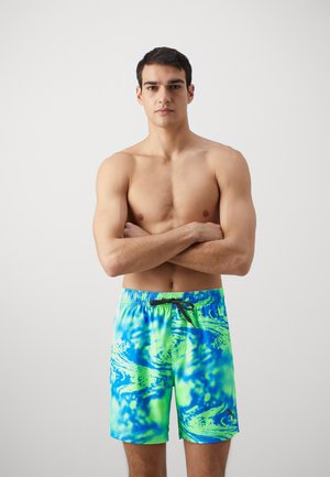 Bañadores para hombre en un vibrante patrón de tie-dye verde y azul, con cinturilla elástica y cordón, y una textura de tejido suave.