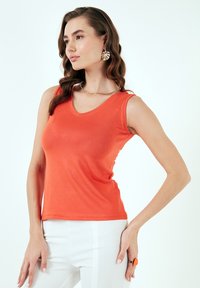 Unselected, coral