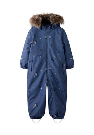 Plavi vodootporni snijeg outfit s krznenim kapuljačom, zatvaranjem na zip, elastičnim manžetama i uzorkom građevinskih vozila i oblika.