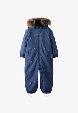 Blauer wasserdichter Schneeanzug mit einer pelzigen Kapuze, Reißverschluss, elastischen Bündchen und einem Muster von Baumaschinen und Formen.