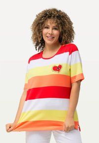 Pruhované tričko v červené, oranžové, žluté a bílé barvě s kulatým výstřihem. Na levé části hrudi se nachází design srdce. Vyrobeno z měkké tkaniny.