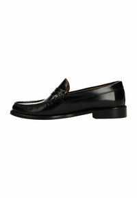 Zwarte leren loafers met een gladde afwerking, lage gestapelde hak, ronde neus en decoratieve stikdetails op de bovenkant.