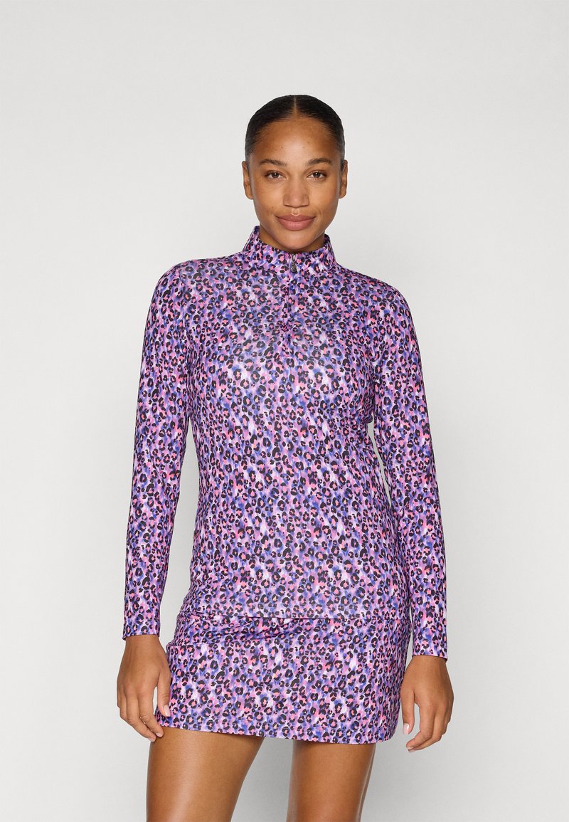 Abito a maniche lunghe con una stampa leopardata viola e rosa, caratterizzato da un colletto alto e una silhouette aderente realizzata in tessuto morbido ed elastico.