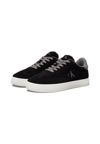 Schwarze Wildleder-Sneaker mit grauen Schnürsenkeln und einer weißen Gummisohle. Sie verfügen über ein dezentes Logo und ein rundes Zehendesign, das einen minimalistischen Look bietet.