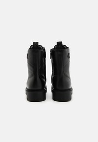 Calvin Klein Jeans COMBAT BOOT MID - Botines con plataforma - triple black