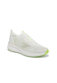 Chaussure de sport blanche avec une tige en maille, des panneaux texturés et un accent de semelle vert fluo. Les lacets et une languette arrière complètent le design.