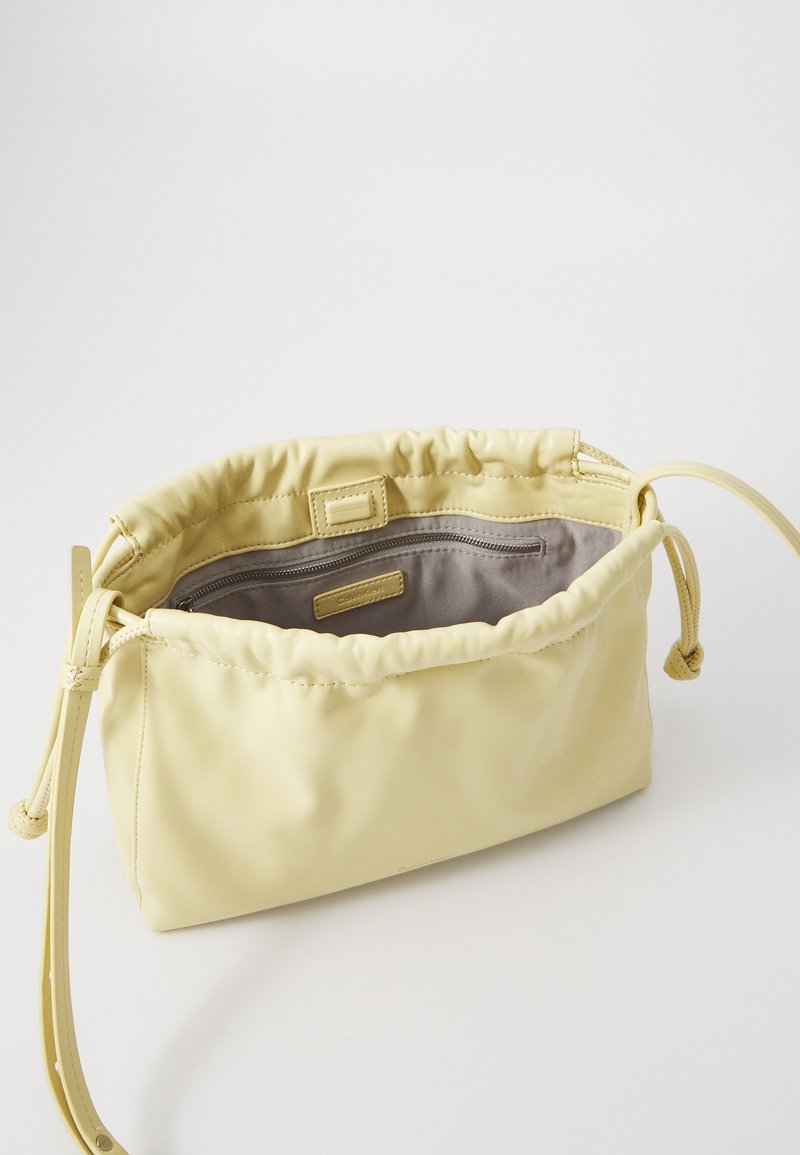 Calvin Klein Jeans DRAWSTRING BAG - Taška s příčným popruhem - parsnip