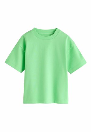 Jednobarevné světle zelené tričko s krátkými rukávy a kulatým výstřihem s volným střihem na bílém pozadí.