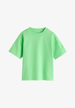 Preprosta svetlo zelena majica z okroglim izrezom in kratkimi rokavi, sproščenega kroja na belem ozadju.