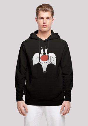 Schwarzer Hoodie mit einem weißen Cartoon-Charaktergesicht, großen Augen und einer roten Nase. Das Material scheint weich zu sein und er hat eine vordere Kängurutasche.