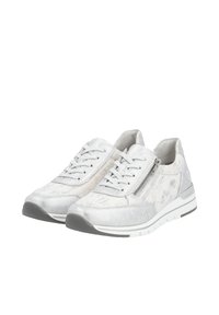 Sneaker grigie chiare con finitura testurizzata, con lacci frontalmente, zip laterale e suola in gomma bianca. Presentano materiali morbidi in pelle e tessuto.